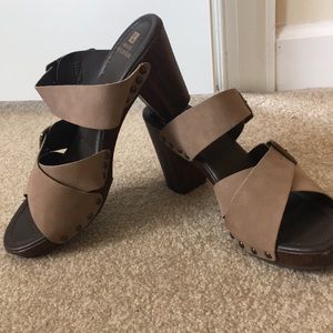 White Mountain strappy/buckle platform sandals